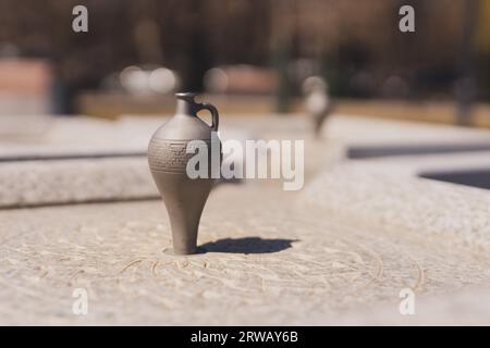 YEREVAN. ARMENIA. 29 MARZO 2022: Splendida vista prospettica del nuovo parco dedicato al 2800° anniversario della fondazione di Erevan con bevanda Foto Stock