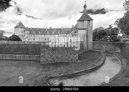 Foto in bianco e nero di Chateaux d'Epoisses nel dipartimento di Côte-d'Or della Borgogna in Francia. Foto Stock