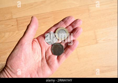 Due cinquanta pezzi da pence e una moneta da due chili. Foto Stock