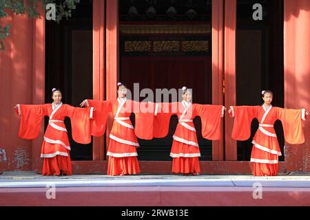 Pechino, Cina, 5 ottobre 2019: Dacheng rituale e performance musicale del Tempio di Confucio a Pechino. Foto Stock