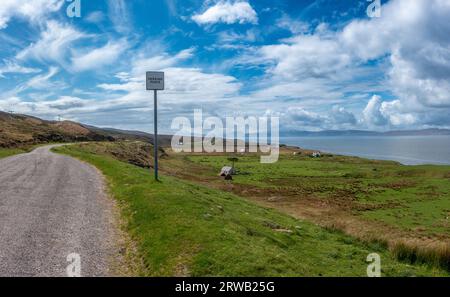 La selvaggia strada costiera secondaria della penisola di Applecross (che si affaccia sul mare e Skye) che fa parte del percorso North Coast 500, Wester Ross, Scotti Foto Stock