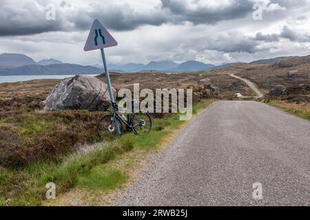 La selvaggia strada costiera secondaria della penisola di Applecross (che si affaccia sulle montagne di Torridon), che fa parte del percorso 500 della costa settentrionale, Wester Ross, Foto Stock