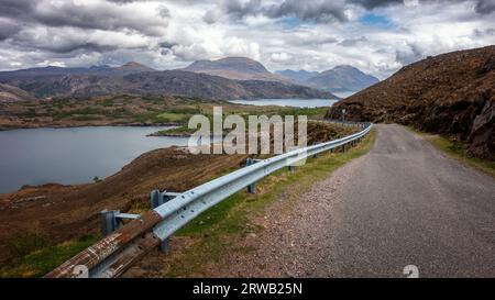 La selvaggia strada costiera secondaria della penisola di Applecross (che si affaccia sulle montagne di Torridon), che fa parte del percorso 500 della costa settentrionale, Wester Ross, Foto Stock