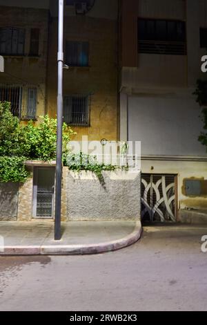 Lampioni notturni in una strada marocchina Foto Stock