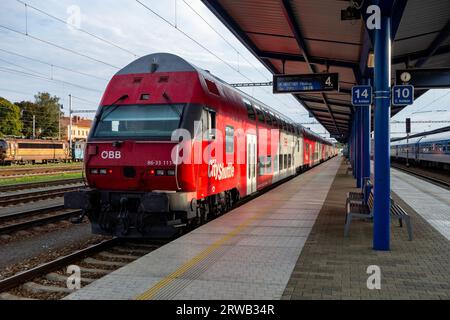 BRECLAV, REPUBBLICA CECA - 7 SETTEMBRE 2014: Treno OBB 86-33 111-4 Bombardier CityShuttle al binario della stazione ferroviaria di Breclat Foto Stock