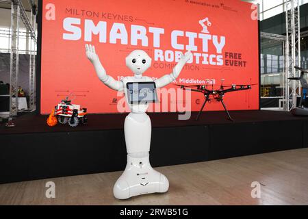 EDITORIALE UTILIZZA SOLO Pepper the robot at center:mk per la "Milton Keynes Smart City Robotics Competition", organizzata dalla European Robotics League in collaborazione con Center:mk e Milton Keynes Council. Data immagine: Lunedì 18 settembre 2023. Foto Stock