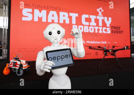 EDITORIALE UTILIZZA SOLO Pepper the robot at center:mk per la "Milton Keynes Smart City Robotics Competition", organizzata dalla European Robotics League in collaborazione con Center:mk e Milton Keynes Council. Data immagine: Lunedì 18 settembre 2023. Foto Stock