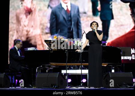 La cantante georgiana Eka Mamaladze, figlia famosa Nani Bregvadze, canta sul palco durante il concerto. 8 marzo 2016. Kiev, Ucraina Foto Stock