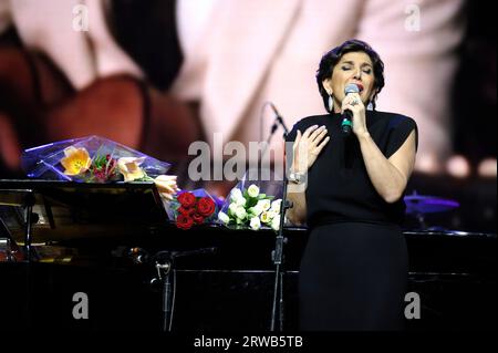 La cantante georgiana Eka Mamaladze, figlia famosa Nani Bregvadze, canta sul palco durante il concerto. 8 marzo 2016. Kiev, Ucraina Foto Stock