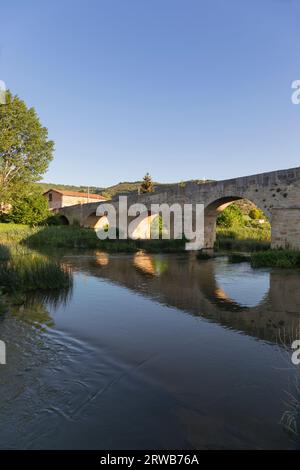 Europa, Spagna, Paesi Baschi, Arminon, Ponte Antico che porta la Calle El Puente Kalea attraverso il fiume Zadorra Foto Stock