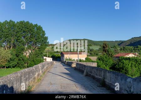 Europa, Spagna, Paesi Baschi, Arminon, Ponte Antico che porta la Calle El Puente Kalea attraverso il fiume Zadorra Foto Stock