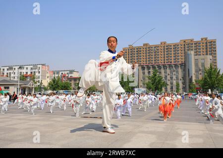 LUANNAN COUNTY, Cina - 12 maggio 2021: Spettacolo di Tai chi Sword in un parco, Cina settentrionale Foto Stock