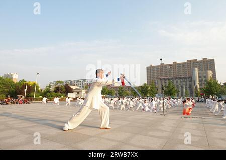 LUANNAN COUNTY, Cina - 12 maggio 2021: Spettacolo di Tai chi Sword in un parco, Cina settentrionale Foto Stock