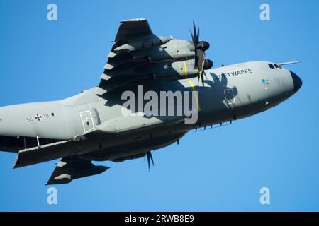 German Air Force Airbus A400M Atlas in volo con la rampa di carico aperta German Air Force, Luftwaffe Airbus A400M Atlas Foto Stock