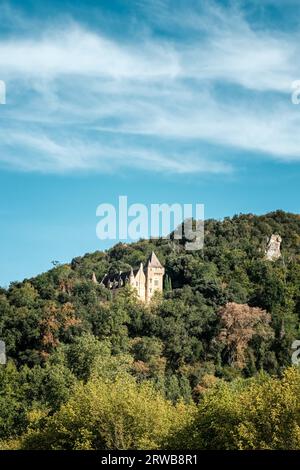 Rouffillac, Dordogna, Francia - 16 settembre 2023: Costruito nel XII secolo, il castello di Rouffillac sorge su una collina che domina il fiume Dordogna in fa Foto Stock