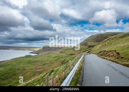 Strada a binario singolo sulla A855 della penisola di Trotternish sull'isola di Skye, Scozia. Foto Stock