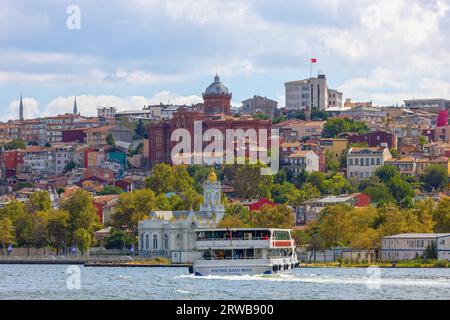 Istanbul, Turchia, 11 settembre 2023: Fener Greek Boys High School Phanar Greek Orthodox College) e Sveti Stefan Bulgarian Church Foto Stock