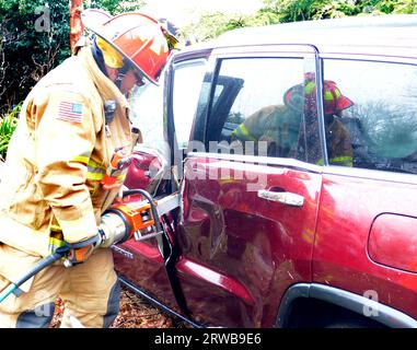 DFD1 MVC 525 RussellsMills Road 02-23-2023 LT Rebello utilizza le ganasce per aprire la portiera lato conducente e accedere al conducente Foto Stock