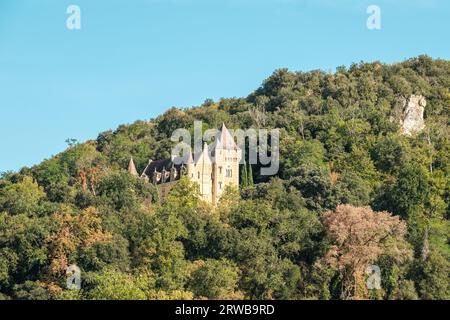 Rouffillac, Dordogna, Francia - 16 settembre 2023: Costruito nel XII secolo, il castello di Rouffillac sorge su una collina che domina il fiume Dordogna in fa Foto Stock