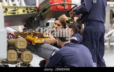 La principessa del Galles aiuta a caricare un missile anti-nave "Sea Venom" da addestramento su un elicottero Wildcat della Royal Navy durante una visita alla Royal Naval Air Station (RNAS) Yeovilton, vicino a Yeovil nel Somerset, una delle due principali stazioni aeree della Royal Navy e uno dei più trafficati aeroporti militari del Regno Unito. Data immagine: Lunedì 18 settembre 2023. Foto Stock