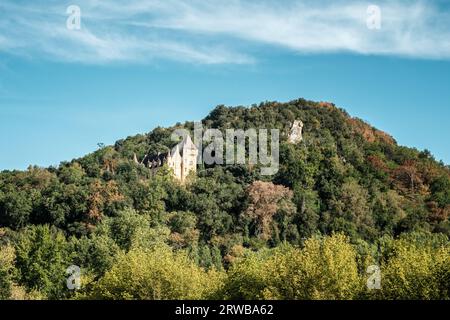 Rouffillac, Dordogna, Francia - 16 settembre 2023: Costruito nel XII secolo, il castello di Rouffillac sorge su una collina che domina il fiume Dordogna in fa Foto Stock