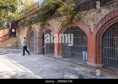 L'ingresso alla metropolitana Victorian Red Brick and Buff terracotta Crystal Palace Parade, Crystal Palace, Londra, Inghilterra, Regno Unito Foto Stock