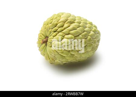 annona fresca, zucchero dolce mela o crema pasticcera isolata su fondo bianco sentiero di ritaglio, esotica annona tropicale Thai o frutto cherimoya, salute Foto Stock