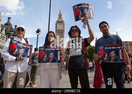 Londra, Regno Unito, 16 settembre 2023: In Piazza del Parlamento manifestanti tutti per il sostegno delle Nazioni Unite alla posizione del rappresentante permanente del Myanmar contro la giunta militare. Kyaw Moe Tun è stato nominato ambasciatore del Myanmar presso le Nazioni Unite e si è rifiutato di lasciare il suo posto dopo il colpo di stato militare, usando la sua posizione per parlare contro le "atrocità militari”. Anna Watson/Alamy Live News Foto Stock