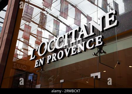 Cartello sul davanti del negozio l'Occitane en Provence nel centro commerciale Princesshay di Exeter Foto Stock