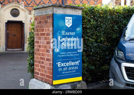 Ingresso anteriore, porta e segnaletica della scuola della cattedrale di Exeter Foto Stock