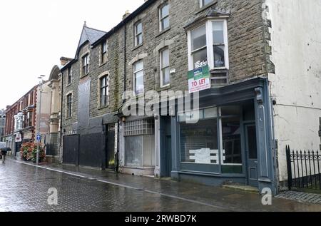 Caratteristica di Bridgend, una città del Galles, UKLa città ha molti negozi abbandonati foto di Richard Williams Photography Foto Stock