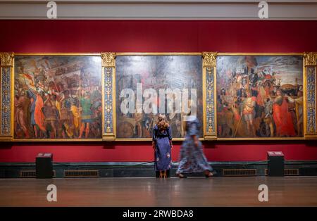 The National Gallery, Londra, Regno Unito. 18 settembre 2023. La Galleria Nazionale espone sei dei dipinti monumentali di Andrea Mantegna, i Trionfi di Cesare, prestati dalla Collezione reale da HM il Re, dal 18 settembre 2023. Il più grande capolavoro dell'artista rinascimentale è in mostra alla Galleria per un periodo di circa 2 anni, mentre la loro casa, la Mantegna Gallery presso Hampton Court Palace, è chiusa per lavori di manutenzione. I trionfi mostrano l'antico sovrano romano Giulio Cesare (circa 102-44 a.C.) di ritorno dalle sue vittoriose campagne militari. Crediti: Malcolm Park/Alamy Live News Foto Stock