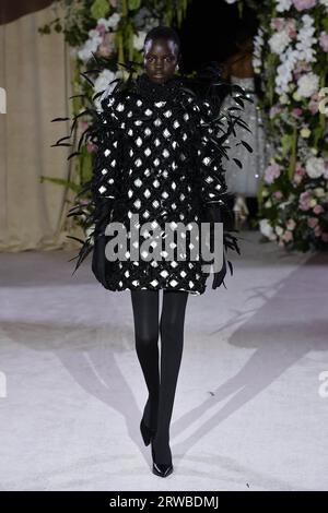 Una modella cammina sulla passerella alla sfilata di moda di Richard Quinn durante la sfilata di moda Primavera Estate 2024 alla London Fashion Week a Londra, Regno Unito, il 16 settembre 2023. (Foto di Jonas Gustavsson/Sipa USA) Foto Stock