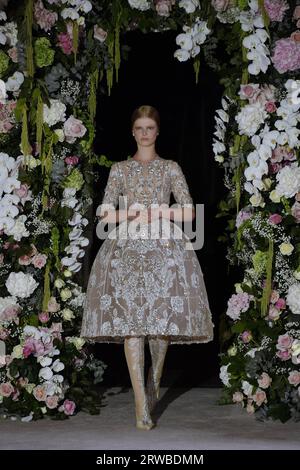 Una modella cammina sulla passerella alla sfilata di moda di Richard Quinn durante la sfilata di moda Primavera Estate 2024 alla London Fashion Week a Londra, Regno Unito, il 16 settembre 2023. (Foto di Jonas Gustavsson/Sipa USA) Foto Stock