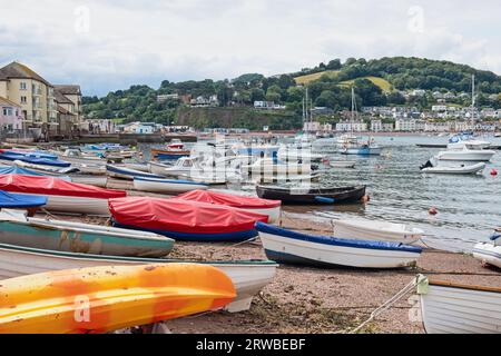 Piccole barche da pesca e imbarcazioni da diporto ormeggiate e spiaggiate nel porto di Teignmouth nel Regno Unito Foto Stock