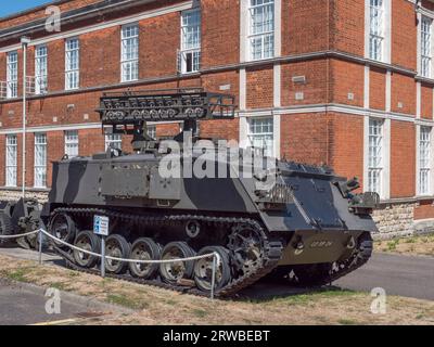 Un FV432 Armoured Personnel Carrier (APC) dell'epoca della Guerra fredda in mostra all'esterno del Royal Engineers Museum, Gillingham, Kent, Regno Unito. Foto Stock