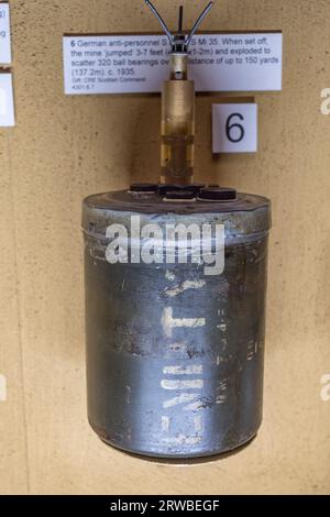 Una miniera antiuomo tedesca S mi 35 (c1935), nota come Bouncing Betty in mostra al Royal Engineers Museum di Gillingham, Kent, Regno Unito. Foto Stock