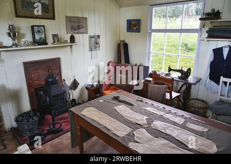 All'interno di una sartoria d'epoca ricostruita, rifornita di oggetti d'antiquariato e strumenti d'epoca, in un museo storico vivente delle Highlands scozzesi. Foto Stock