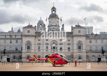 Foto di una delle due ambulanze aeree di Londra parcheggiate sulla Horse Guards Parade nel centro di Londra. Data immagine: Lunedì 18 settembre 2023. Foto Stock