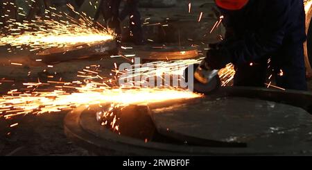 Processo di fusione dei metalli in altoforno in impianti o fabbriche metallurgici. Metallo fuso di ferro liquido versato in contenitori, background industriale pesante Foto Stock