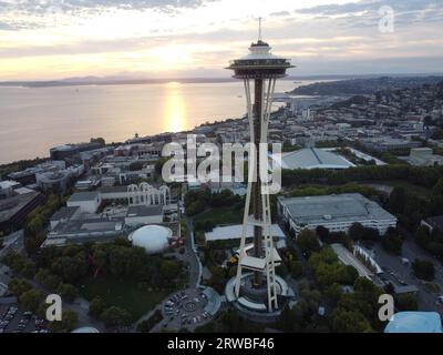 Seattle, Stati Uniti. 16 settembre 2023. (Nota dell'editore: Immagine scattata dal drone) la vista generale dello Space Needle durante il tramonto. Lo Space Needle è il punto di riferimento di Seattle, è uno degli edifici più alti dello stato di Washington. Lo Space Needle assorbe migliaia di persone da visitare ogni anno. Quando i visitatori si trovano all'interno dello Space Needle, possono vedere l'intera città di Seattle. Credito: SOPA Images Limited/Alamy Live News Foto Stock