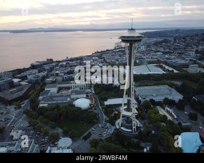 Seattle, Stati Uniti. 16 settembre 2023. (Nota dell'editore: Immagine scattata dal drone) la vista generale dello Space Needle e dell'area circostante. Lo Space Needle è il punto di riferimento di Seattle, è uno degli edifici più alti dello stato di Washington. Lo Space Needle assorbe migliaia di persone da visitare ogni anno. Quando i visitatori si trovano all'interno dello Space Needle, possono vedere l'intera città di Seattle. Credito: SOPA Images Limited/Alamy Live News Foto Stock