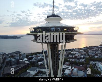 Seattle, Stati Uniti. 16 settembre 2023. (Nota dell'editore: Immagine scattata dal drone) la vista generale dello Space Needle e dell'area circostante. Lo Space Needle è il punto di riferimento di Seattle, è uno degli edifici più alti dello stato di Washington. Lo Space Needle assorbe migliaia di persone da visitare ogni anno. Quando i visitatori si trovano all'interno dello Space Needle, possono vedere l'intera città di Seattle. Credito: SOPA Images Limited/Alamy Live News Foto Stock