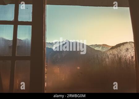 Vista delle cime innevate dell'Himalaya dalla finestra all'alba. Foto Stock