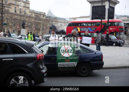 Piers Corbyn, fratello del deputato Jeremy Corbyn, è visto durante una protesta contro l'espansione della zona a bassissima emissione di Londra (ULEZ). Foto Stock