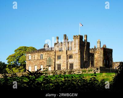 Castello di Ripley visto dalla Nidderdale Way lungo Hollybank Lane Ripley Nidderdale North Yorkshire Inghilterra Foto Stock