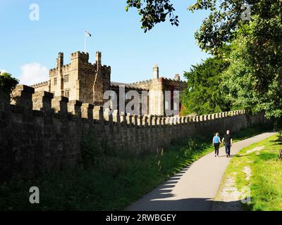 Castello di Ripley visto dalla Nidderdale Way lungo Hollybank Lane Ripley Nidderdale North Yorkshire Inghilterra Foto Stock