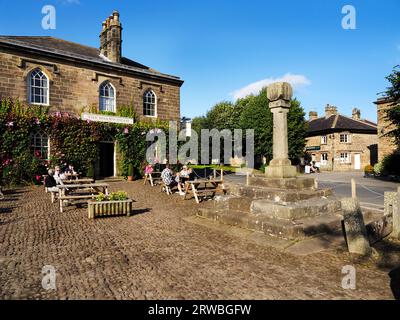 Village Cross e Board Head Inn alla fine della tappa Nidderdale Way a Ripley Nidderdale, North Yorkshire, Inghilterra Foto Stock