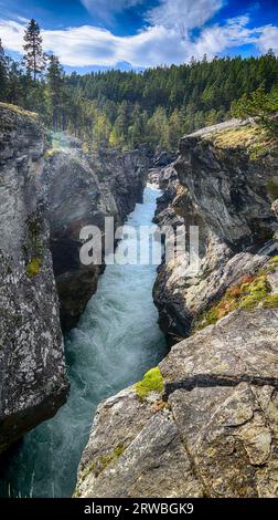 Il salto del Cavaliere è una stretta gola a Sjodalen (Rasndsverk, Innlandet, Norvegia) dove galleggia il fiume Sjoa. Prende il nome da una famosa legened norvegese. Foto Stock