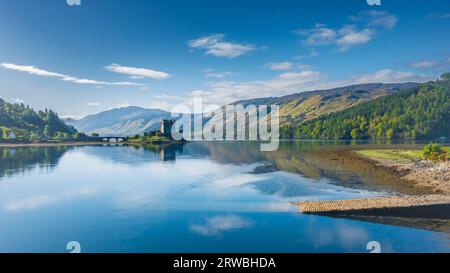 Scena panoramica del castello di Eilean Donan in Scozia nei colori primaverili, Regno Unito Foto Stock